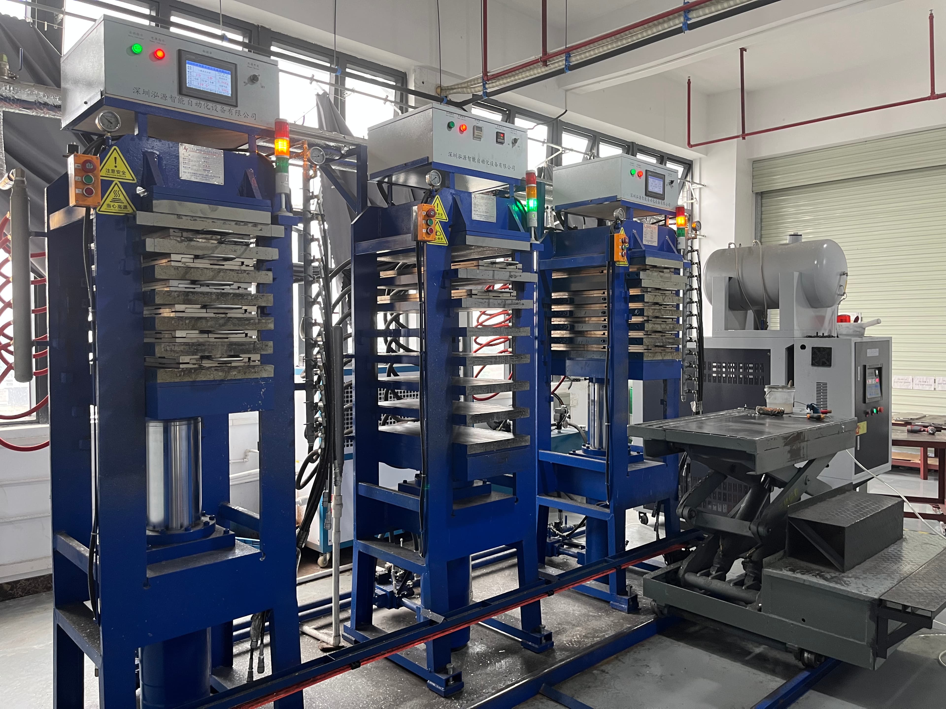 Hot press equipment in the SHUEN paddle factory